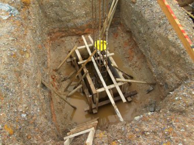 Selangor, Malezya - 15 Ocak 2017: Vakfı iş işleri ve yığın kap inşaat inşaat sahasında kazık bina bulunmaktadır. Ağır inşaat iş işçi güvenliği konusunda tam duyarlılık ile.  