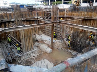 Selangor, Malezya - 15 Ocak 2017: Vakfı iş işleri ve yığın kap inşaat inşaat sahasında kazık bina bulunmaktadır. Ağır inşaat iş işçi güvenliği konusunda tam duyarlılık ile.  