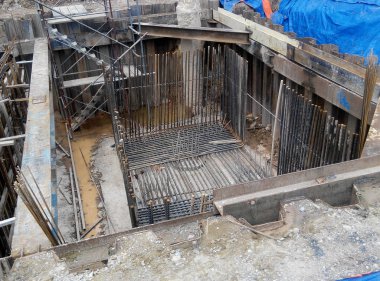 Selangor, Malezya - 15 Ocak 2017: Vakfı iş işleri ve yığın kap inşaat inşaat sahasında kazık bina bulunmaktadır. Ağır inşaat iş işçi güvenliği konusunda tam duyarlılık ile.  