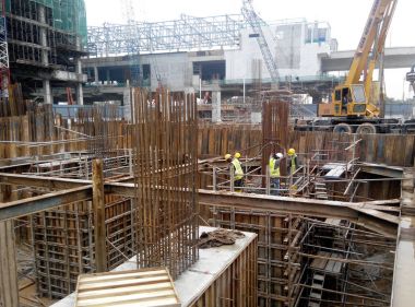 Selangor, Malezya - 15 Ocak 2017: Vakfı iş işleri ve yığın kap inşaat inşaat sahasında kazık bina bulunmaktadır. Ağır inşaat iş işçi güvenliği konusunda tam duyarlılık ile.  