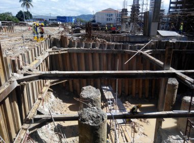 Selangor, Malezya - 15 Ocak 2017: Vakfı iş işleri ve yığın kap inşaat inşaat sahasında kazık bina bulunmaktadır. Ağır inşaat iş işçi güvenliği konusunda tam duyarlılık ile.  