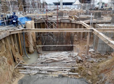 Selangor, Malezya - 15 Ocak 2017: Vakfı iş işleri ve yığın kap inşaat inşaat sahasında kazık bina bulunmaktadır. Ağır inşaat iş işçi güvenliği konusunda tam duyarlılık ile.  