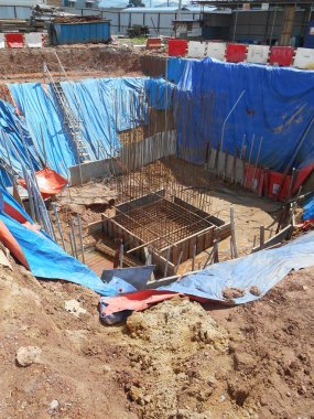 Selangor, Malezya - 15 Ocak 2017: Vakfı iş işleri ve yığın kap inşaat inşaat sahasında kazık bina bulunmaktadır. Ağır inşaat iş işçi güvenliği konusunda tam duyarlılık ile.  