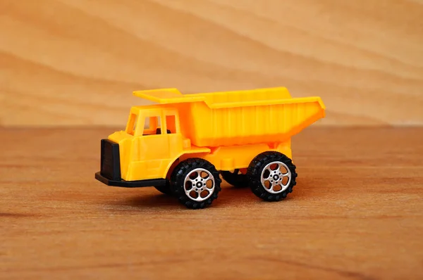 Brinquedo Pesado Pequeno Máquina Construção Caminhão Feito Plástico Isolado Fundo — Fotografia de Stock