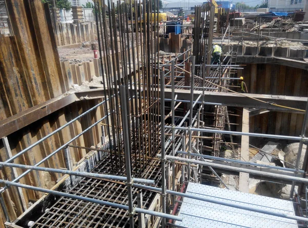 马来西亚 2017年1月15日 基础工作包括建设工地的打桩工程和桩帽施工 充分认识工人安全 重构工程 — 图库照片