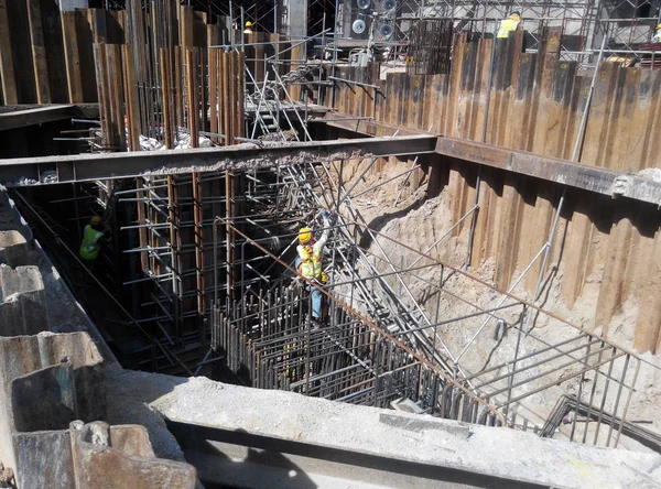 马来西亚 2017年1月15日 基础工作包括建设工地的打桩工程和桩帽施工 充分认识工人安全 重构工程 — 图库照片