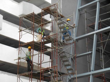 Kuala Lumpur, Malezya-15 Ocak 2017: inşaat işçileri emniyet kemeri ve yeterli güvenlik dişli Seremban, Malezya inşaat sahasında yüksek düzeyde çalışırken.