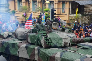 Seremban, Malezya-31 Ağustos 2016: Malezya Kraliyet Ordusu Seremban, Malezya Malezya Bağımsızlık günü geçit töreni sırasında modern otomatik makineli tüfek tankları üzerine işleme.  