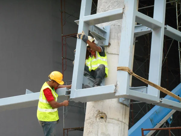Kuala Lumpur Malezya Ocak 2017 Inşaat Işçileri Emniyet Kemeri Yeterli — Stok fotoğraf
