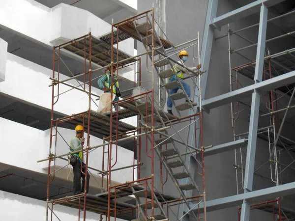 Kuala Lumpur Malasia Enero 2017 Trabajadores Construcción Que Usan Arnés — Foto de Stock