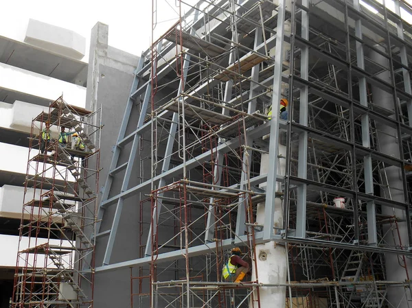 クアラルンプール マレーシア 2017 マレーシアの建設現場で高いレベルで働いている間ギアの安全ハーネスと十分な安全性を身に着けている建設労働者 — ストック写真