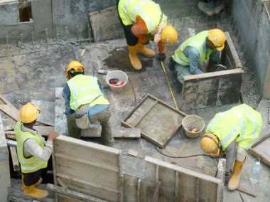 Malacca, Malaysia-31 Ocak 2017: drenaj iş inşaat işçileri tarafından. İnşaat İşçileri prekast u şeklinde beton drenaj inşaat sahasında yükleme. 