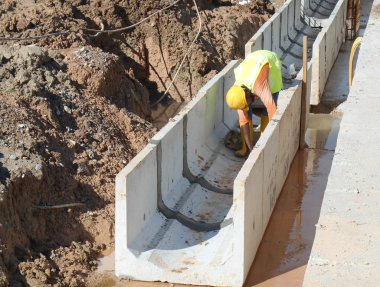 Malacca, Malaysia-31 Ocak 2017: drenaj iş inşaat işçileri tarafından. İnşaat İşçileri prekast u şeklinde beton drenaj inşaat sahasında yükleme. 