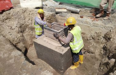 Malacca, Malaysia-31 Ocak 2017: drenaj iş inşaat işçileri tarafından. İnşaat İşçileri prekast u şeklinde beton drenaj inşaat sahasında yükleme. 