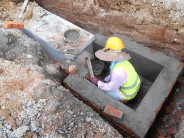 Malacca, Malaysia-31 Ocak 2017: drenaj iş inşaat işçileri tarafından. İnşaat İşçileri prekast u şeklinde beton drenaj inşaat sahasında yükleme. 