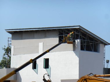 Kuala Lumpur, Malezya-16 Şubat 2017: inşaat işçileri Mobil vinç ayakta kova inşaat alanı içinde yüksek düzeyde çalışırken. Kova hareket işçiler tarafından kendini kontrol. 