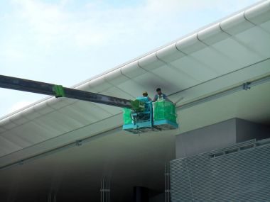 Kuala Lumpur, Malezya-16 Şubat 2017: inşaat işçileri Mobil vinç ayakta kova inşaat alanı içinde yüksek düzeyde çalışırken. Kova hareket işçiler tarafından kendini kontrol. 