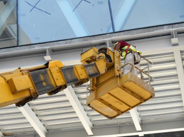 Kuala Lumpur, Malezya-16 Şubat 2017: inşaat işçileri Mobil vinç ayakta kova inşaat alanı içinde yüksek düzeyde çalışırken. Kova hareket işçiler tarafından kendini kontrol. 