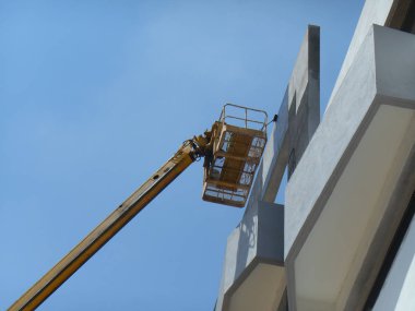 Kuala Lumpur, Malezya-16 Şubat 2017: inşaat işçileri Mobil vinç ayakta kova inşaat alanı içinde yüksek düzeyde çalışırken. Kova hareket işçiler tarafından kendini kontrol. 