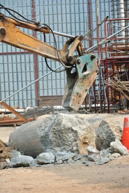 Johor, Malezya-26 Haziran 2016: Malezya İnşaat sahasında küçük parçalara atık beton ezmek için kullanılan beton kesmek makinesi.
