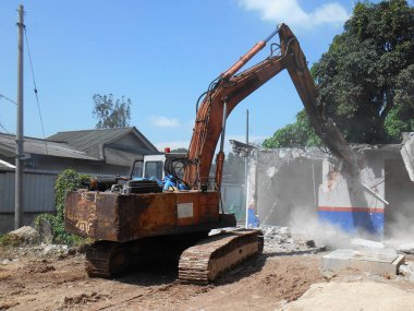 Johor, Malezya-26 Haziran 2016: Malezya İnşaat sahasında küçük parçalara atık beton ezmek için kullanılan beton kesmek makinesi.