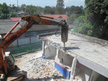 Johor, Malezya-26 Haziran 2016: Malezya İnşaat sahasında küçük parçalara atık beton ezmek için kullanılan beton kesmek makinesi.