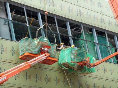 Kuala Lumpur, Malezya-16 Şubat 2017: inşaat işçileri Mobil vinç ayakta kova inşaat alanı içinde yüksek düzeyde çalışırken. Kova hareket işçiler tarafından kendini kontrol. 