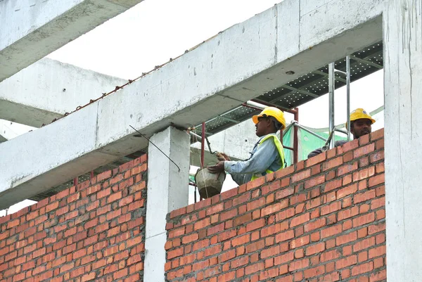 Kuala Lumpur Malasia Julio 2016 Trabajadores Construcción Colocando Ladrillos Arcilla — Foto de Stock