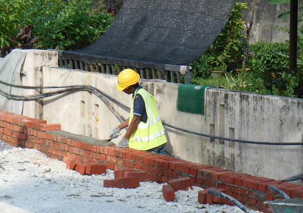 Kuala Lumpur Malasia Julio 2016 Trabajadores Construcción Colocando Ladrillos Arcilla —  Fotos de Stock