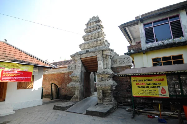 2014年6月12日インドネシア ジョガジャカルタ2014年6月12日インドネシア ジョガジャカルタの旧マジッド ベサル マタラム コタゲデ入口アーチ アーチはレンガと手で作られ 伝統的なバリ様式で石を彫刻しました — ストック写真