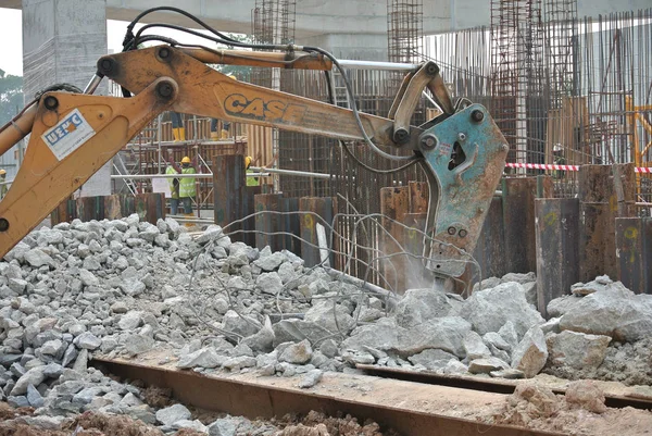 马来西亚柔佛 2016年6月26日 在马来西亚建筑工地上 用于将废混凝土压碎为小块的混凝土黑客机器 — 图库照片