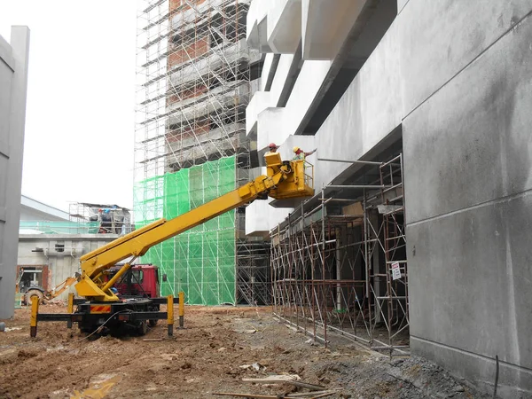 Kuala Lumpur Malasia Marzo 2017 Trabajadores Construcción Pie Cubo Grúa —  Fotos de Stock