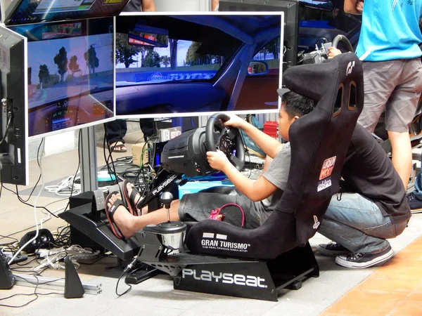말레이시아 2017 스크린와 레이싱 조종석 컨트롤 시뮬레이션 자동차 비디오 플레이어 — 스톡 사진
