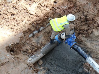 Seremban, Malezya-15 Mayıs 2017: inşaat işçileri inşaat alanındaki yeraltı boru sabitleme. Küçük kazı çalışmaları dahil.