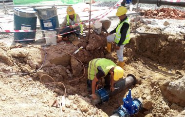 Seremban, Malezya-15 Mayıs 2017: inşaat işçileri inşaat alanındaki yeraltı boru sabitleme. Küçük kazı çalışmaları dahil.