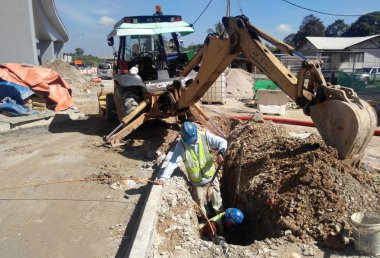 Seremban, Malezya-15 Mayıs 2017: inşaat işçileri inşaat alanındaki yeraltı boru sabitleme. Küçük kazı çalışmaları dahil.
