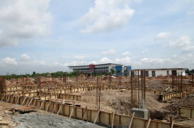 Serdang, Malezya-1 Nisan 2017: Bina zemin ışın yapım aşamasında. Çelik betonarme ve kereste ve kontrplak yapılmış kalıp yapılmış. İşçiler tarafından inşa. 