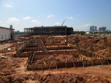 Serdang, Malezya-1 Nisan 2017: Bina zemin ışın yapım aşamasında. Çelik betonarme ve kereste ve kontrplak yapılmış kalıp yapılmış. İşçiler tarafından inşa. 