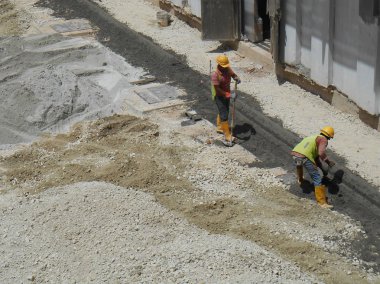  Beton yol kaldırıma inşaat sahasında imalatı inşaat işçileri. 