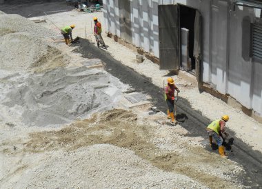  Beton yol kaldırıma inşaat sahasında imalatı inşaat işçileri. 