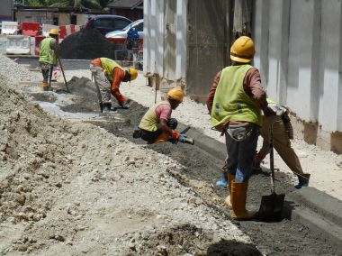  Beton yol kaldırıma inşaat sahasında imalatı inşaat işçileri. 