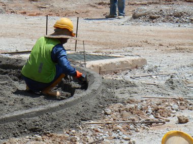  Beton yol kaldırıma inşaat sahasında imalatı inşaat işçileri. 