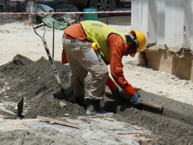  Beton yol kaldırıma inşaat sahasında imalatı inşaat işçileri. 