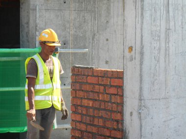 Çimento kil tuğla blok yatıyordu ve bu çimento harçla birlikte yığılmış