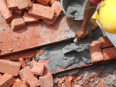 Çimento kil tuğla blok yatıyordu ve bu çimento harçla birlikte yığılmış