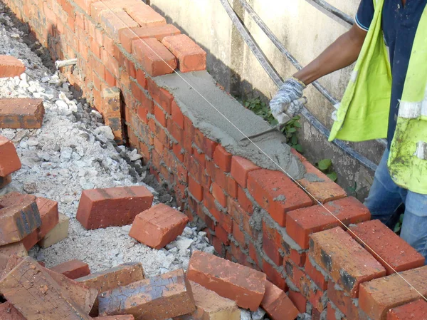 Lut cărămidă stick împreună folosind mortar de ciment . — Fotografie, imagine de stoc