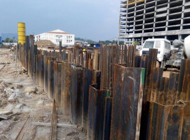 Yaprak yığını cofferdam istinat duvarı inşaat sahasında. 