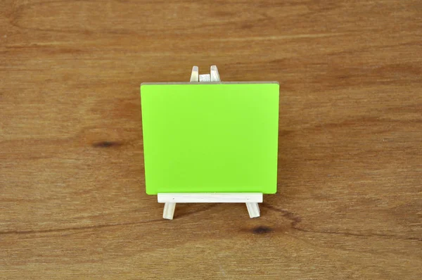 Yeşil kara tahta üzerinde ahşap izole kazanmak doku arka plan — Stok fotoğraf