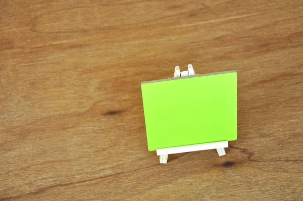 Yeşil kara tahta üzerinde ahşap izole kazanmak doku arka plan — Stok fotoğraf