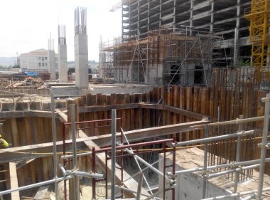 Yaprak yığını cofferdam istinat duvarı inşaat sahasında.